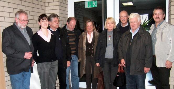 Bild von JVA-Bediensteten und CDU-Mitgliedern vor der JVA Außenstelle Beckum-Roland 