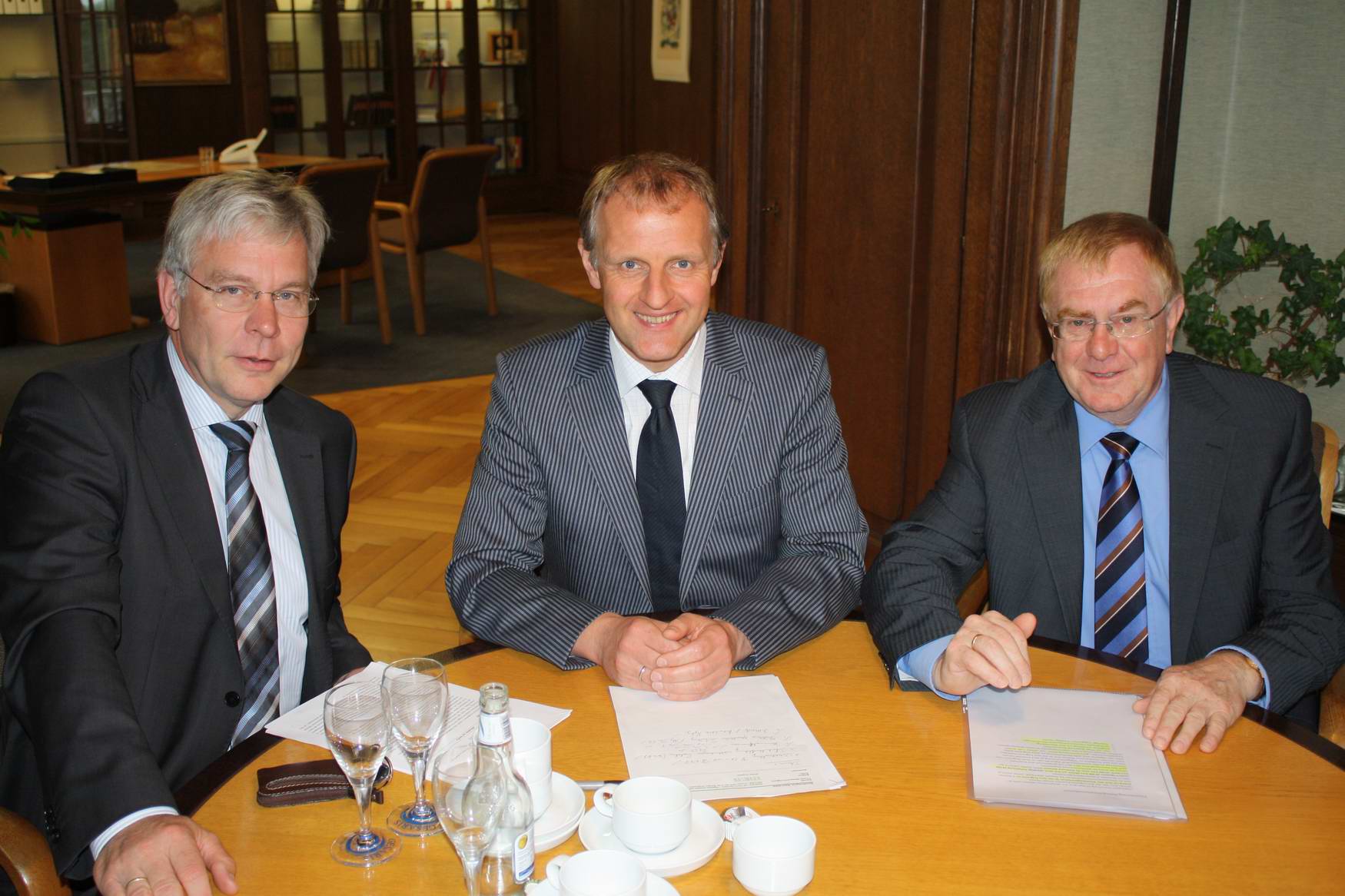 CDU-Fraktionschef Werner Knepper, Bürgermeister Dr. Strohmann und MdB Reinhold Sendker beim Gedankenaustauch im Dienstzimmer des Beckumer Bürgermeisters.  