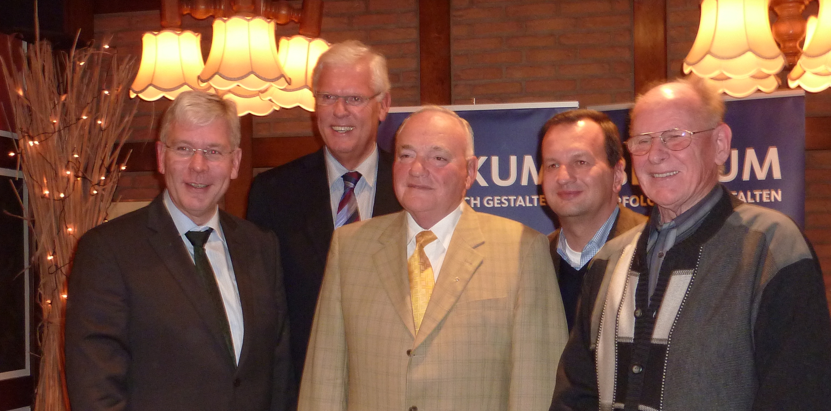 CDU-Fraktionschef Werner Knepper, Dr. Peter Paziorek und CDU-Stadtverbandsvorsitzender Christoph Pundt gratulierten den Jubilaren Ludwig Beumer (Mitte) und Bernhard Heiligers (rechts)