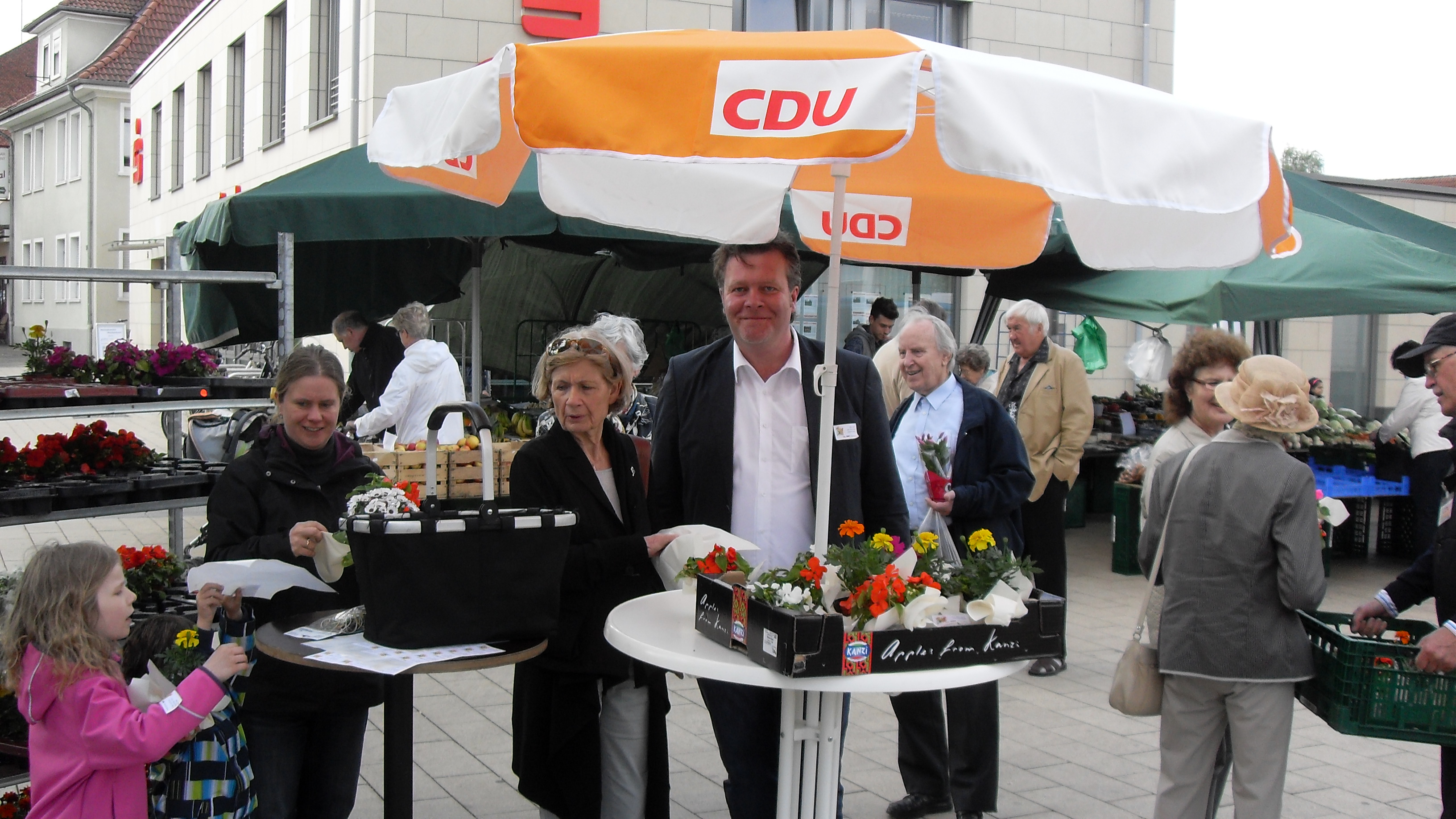 Vorstands- und Ratsmitglieder der Neubeckumer CDU verteilten Muttertagsgrüße auf dem Neubeckumer Wochenmarkt