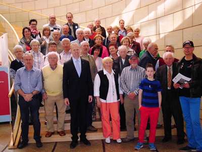 Auf der Besuchertreppe des Düsseldorfer Landtages stellten sich die Mitglieder des Beckumer Schreineramtes  mit Amtmann Helmut Vilbusch (vordere Reihe links) und  dem CDU-Landtagsabgeordneten Henning Rehbaum (3. v.l.) dem Fotografen.