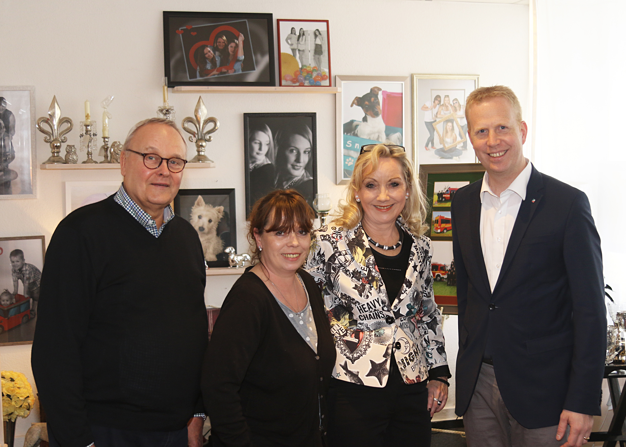 Ulrike Spiggelkötter und ihrer Mitarbeiterin mit ihren Besuchern Klaus Schöttler und Henning Rehbaum, MdL