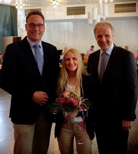 Markus Höner (Fraktionsvorsitzender der CDU) und Bürgermeister Dr. Karl-Uwe Strothmann begrüßen Kathrin Averdung als neue Ratsfrau in Beckum