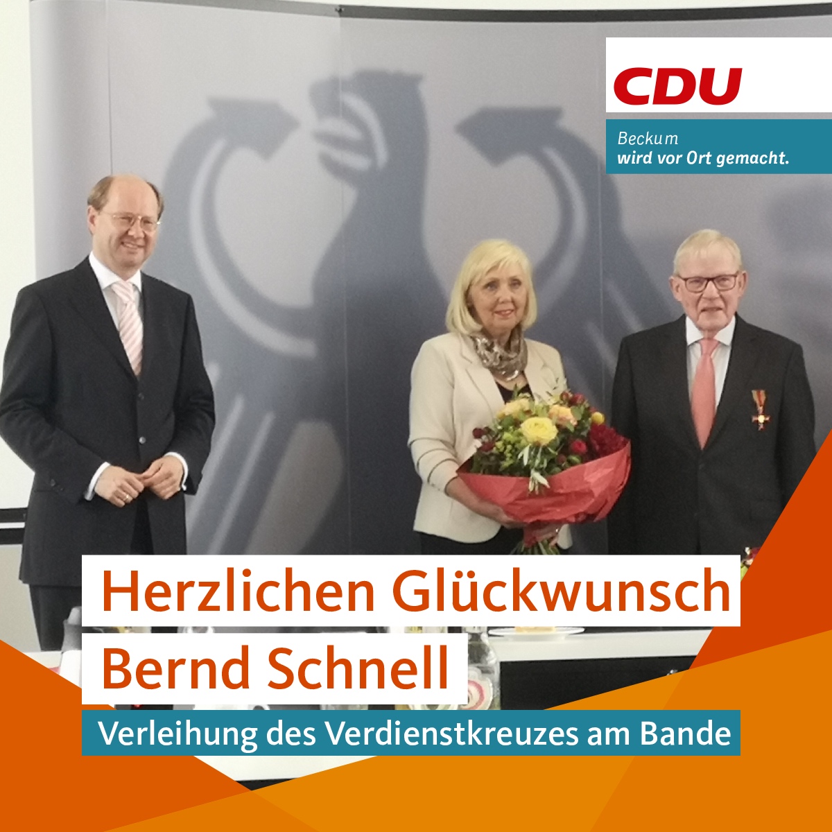 Dr. Olaf Gericke (Landrat CDU) mit dem neuen Träger des Bundesverdienstkreuzes am Bande Herrn Bernd Schnell mit Frau Anita