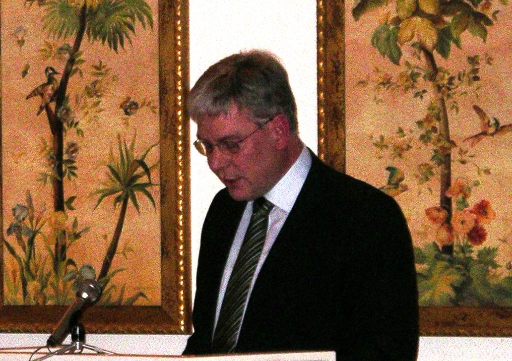 Souverän zeigte Werner Knepper , Fraktionsvorsitzender der CDU, sein realistisches Bild.