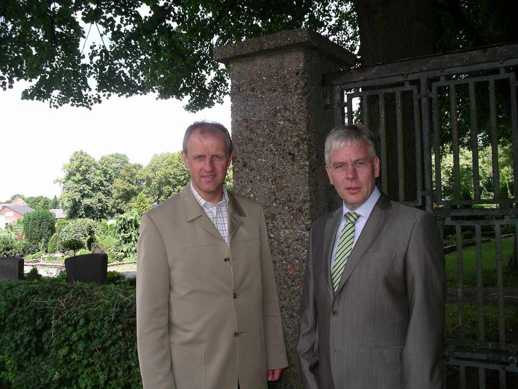 Bürgermeister Dr. Karl-Uwe Strothmann und Fraktionsvorsitzender der CDU Werner Knepper vor dem Friedhofstor an der Berufschule