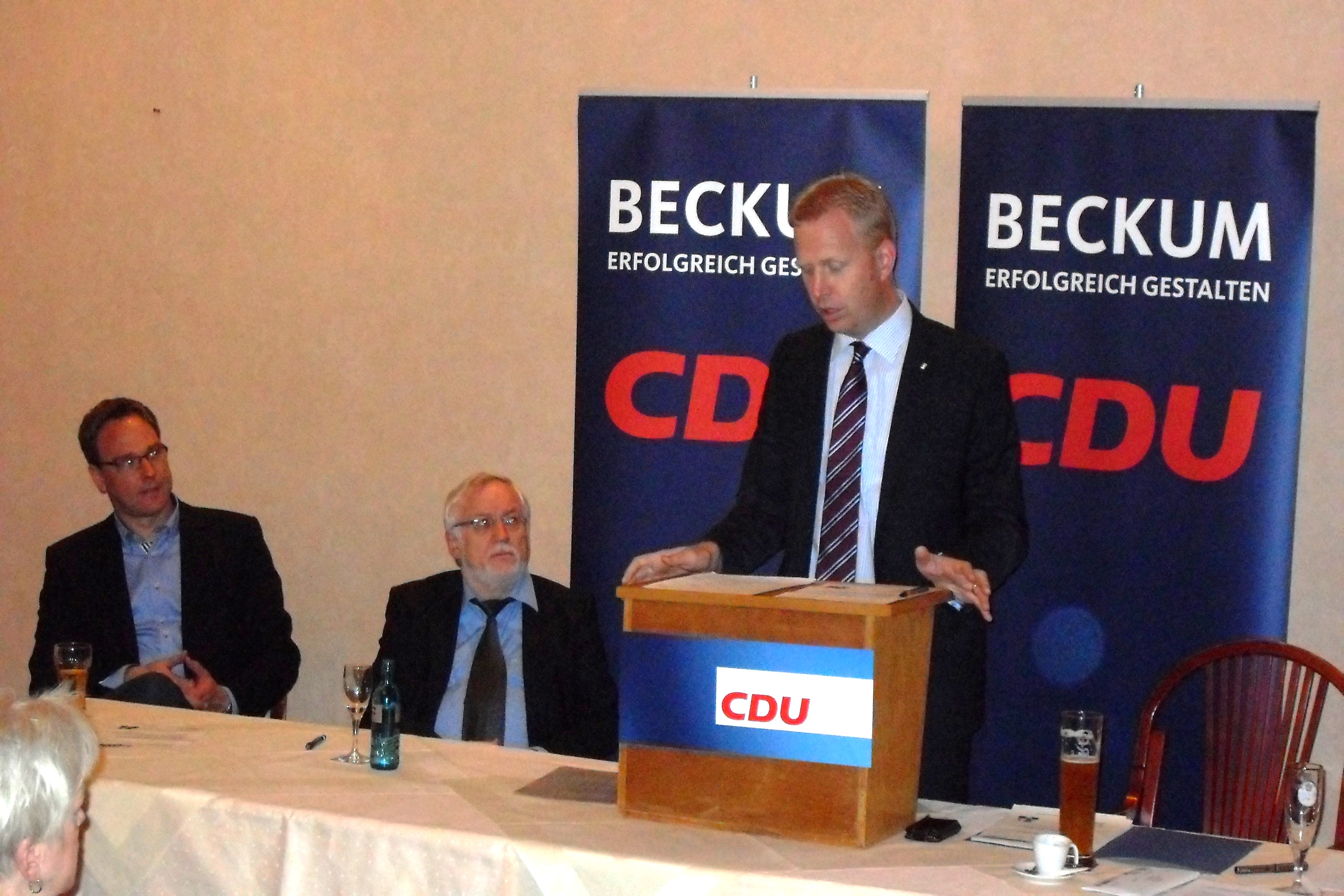 MdL Henning Rehbaum gab den Mitgliedern der CDU-Ortsunion Beckum einen umfassenden Bericht über die Arbeit der CDU-Fraktion im Düsseldorfer Landtag. Mit dabei (v.l.) stv. Vorsitzender Markus Höner und Vorsitzender Rudi Goriss